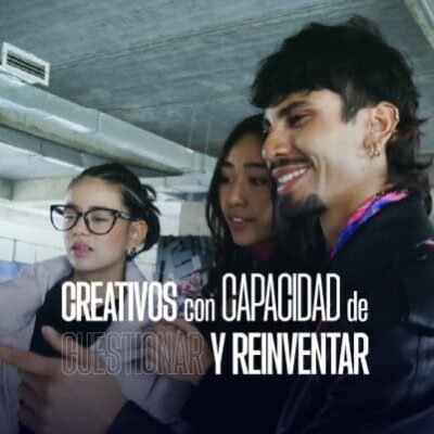 estudiante creativo trabajando en proyecto